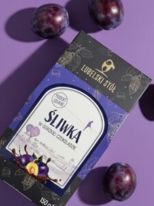 Śliwki w gorzkiej czekoladzie na tle | Lubelski Stół