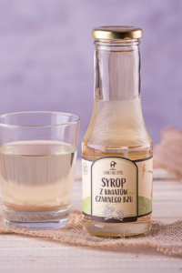 Syrop z kwiatów czarnego bzu na stole | Lubelski Stół