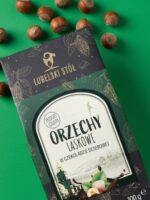 Orzechy laskowe w czekoladzie deserowej na zielonym tle | Lubelski Stół