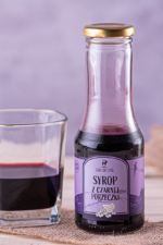 Naturalny syrop z czarnej porzeczki na stole | Lubelski Stół