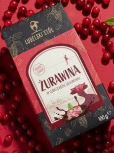 Żurawina w czekoladzie deserowej na tle | Lubelski Stół
