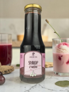 Naturalny syrop z wiśni na stole | Lubelski Stół