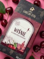 Wiśnie w czekoladzie deserowej na różowym w tle | Lubelski Stół