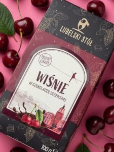Wiśnie w czekoladzie deserowej na różowym w tle | Lubelski Stół