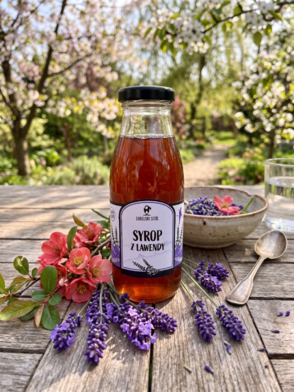 Naturalny syrop z lawendy na stole | Lubelski Stół